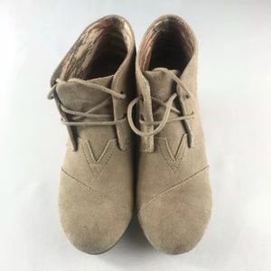 Toms Women Brown/Tan Lace Up Wedges Size 7.5.